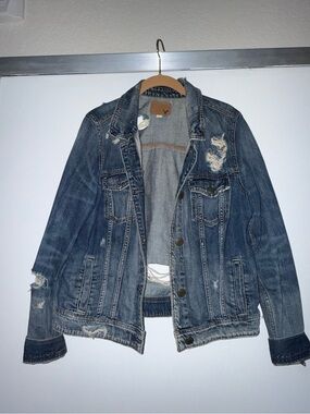 WOMEN’S AMERICAN EAGLE DISTRESSED JEAN JACKET